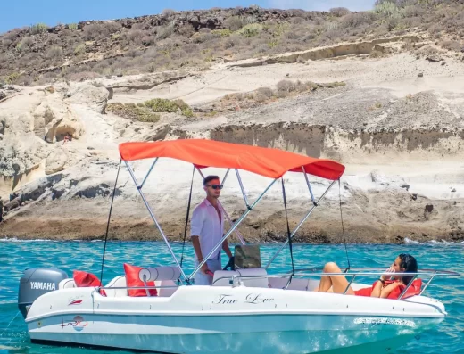 Un couple sur un bateau autonome à Tenerife