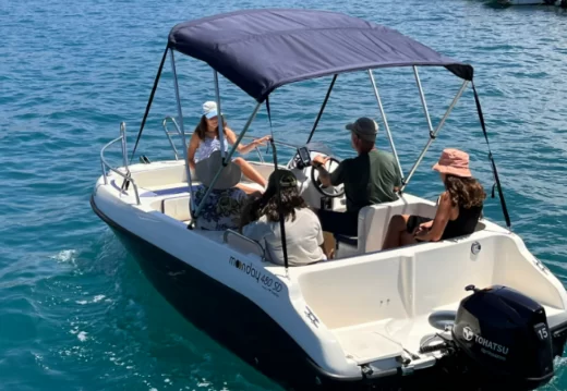 Familie auf Selbstfahrerboot ohne Führerschein auf Teneriffa