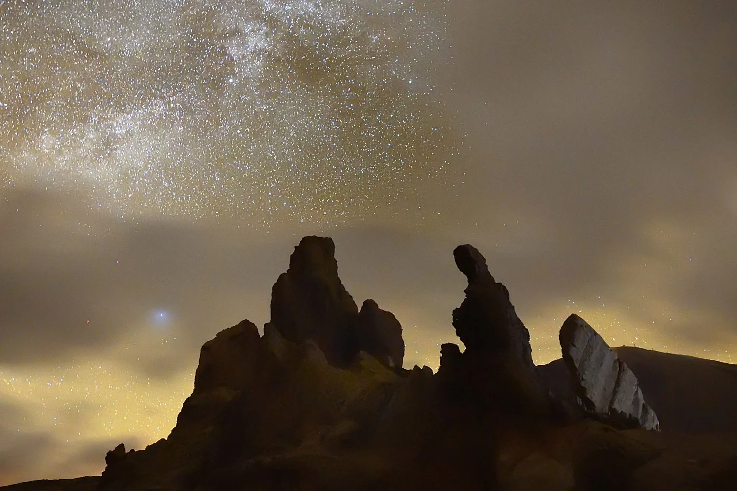 El Teide de noche durante una excursión para observar las estrellas en Tenerife