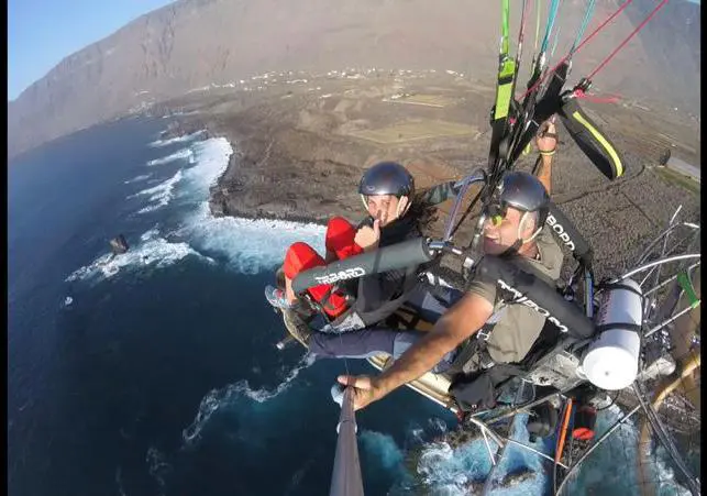 Paratrike Tenerife survole le littoral