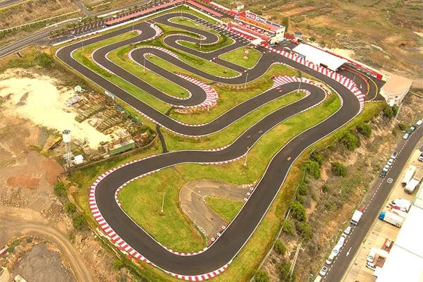 Circuito para adultos y niños en el Karting Club Tenerife